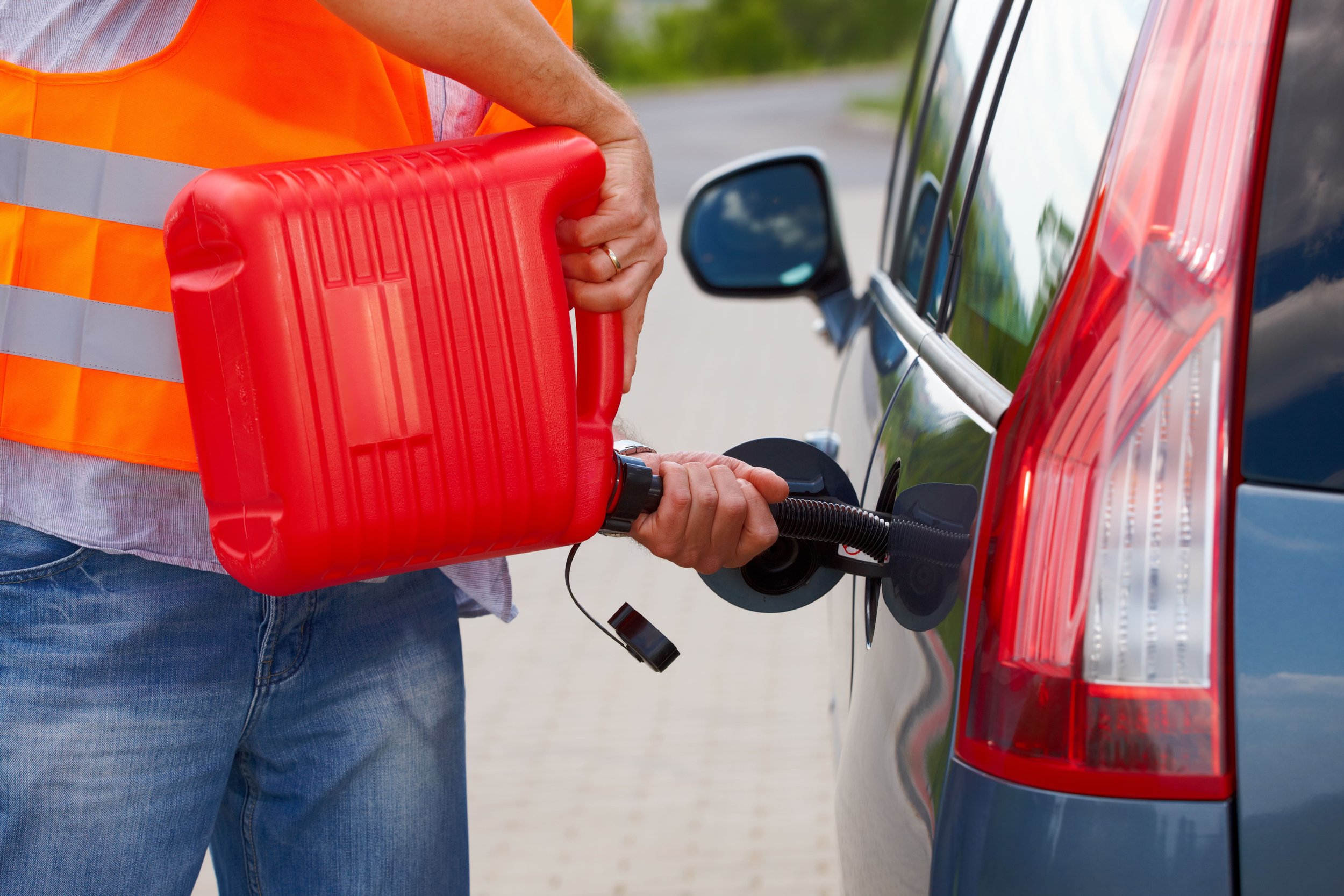 Emergency roadside fuel delivery