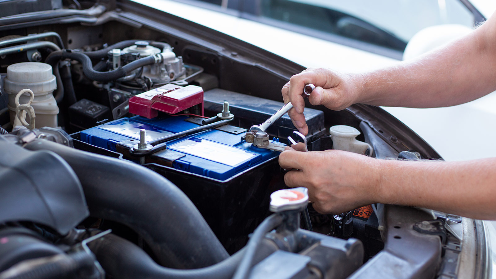 Mobile car battery replacement service